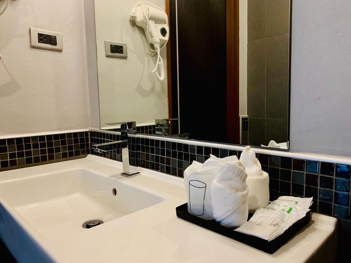 Comet Hotel Surat Thani Extérieur photo