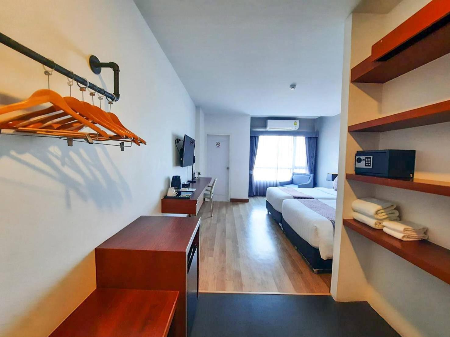 Comet Hotel Surat Thani Extérieur photo