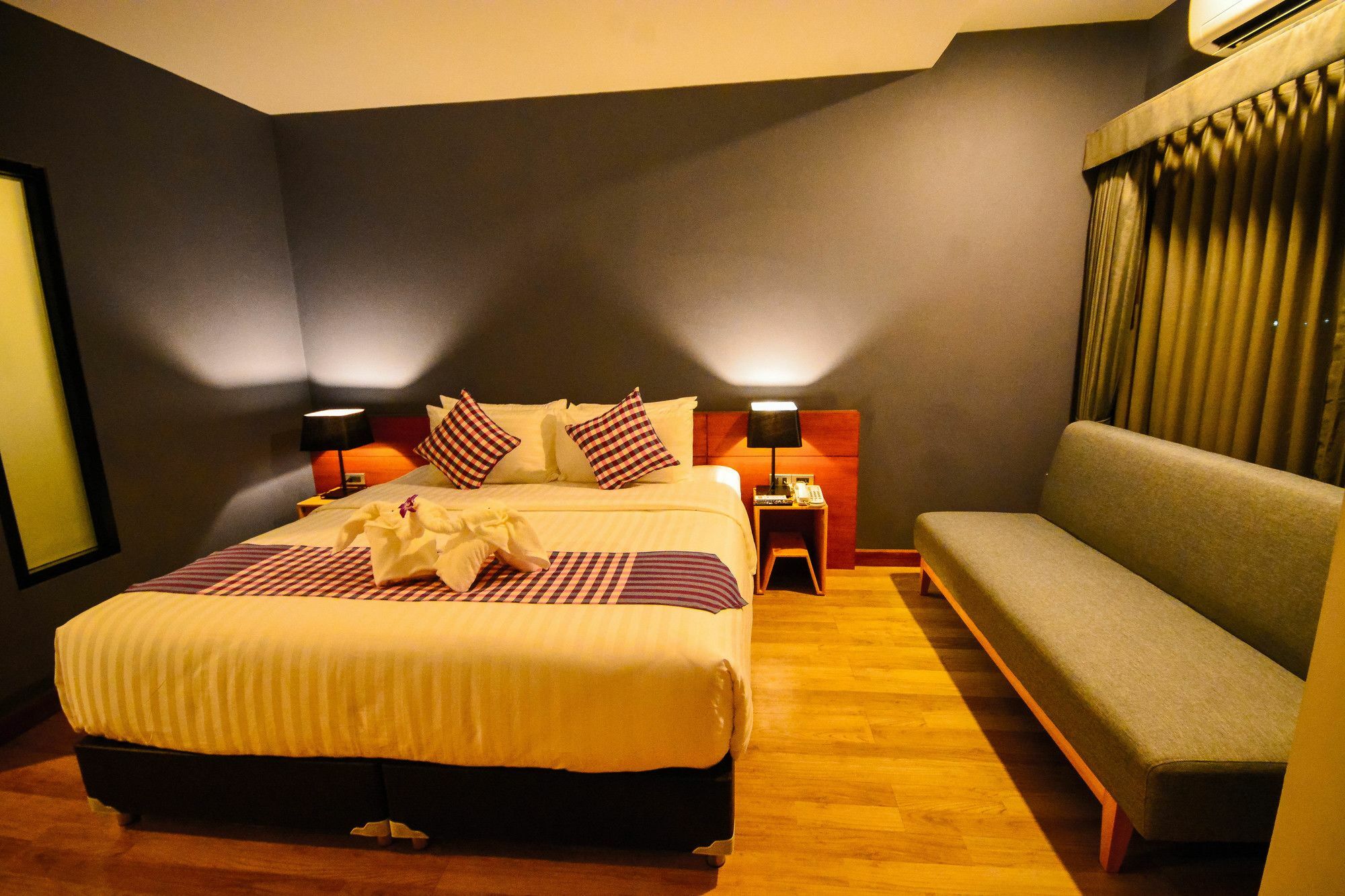Comet Hotel Surat Thani Extérieur photo