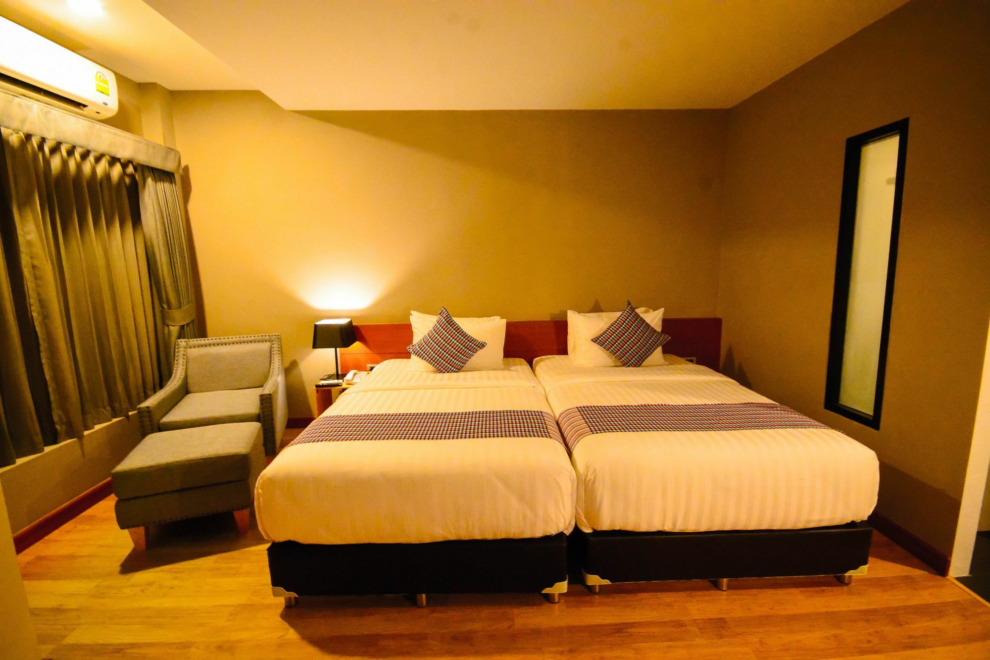 Comet Hotel Surat Thani Extérieur photo