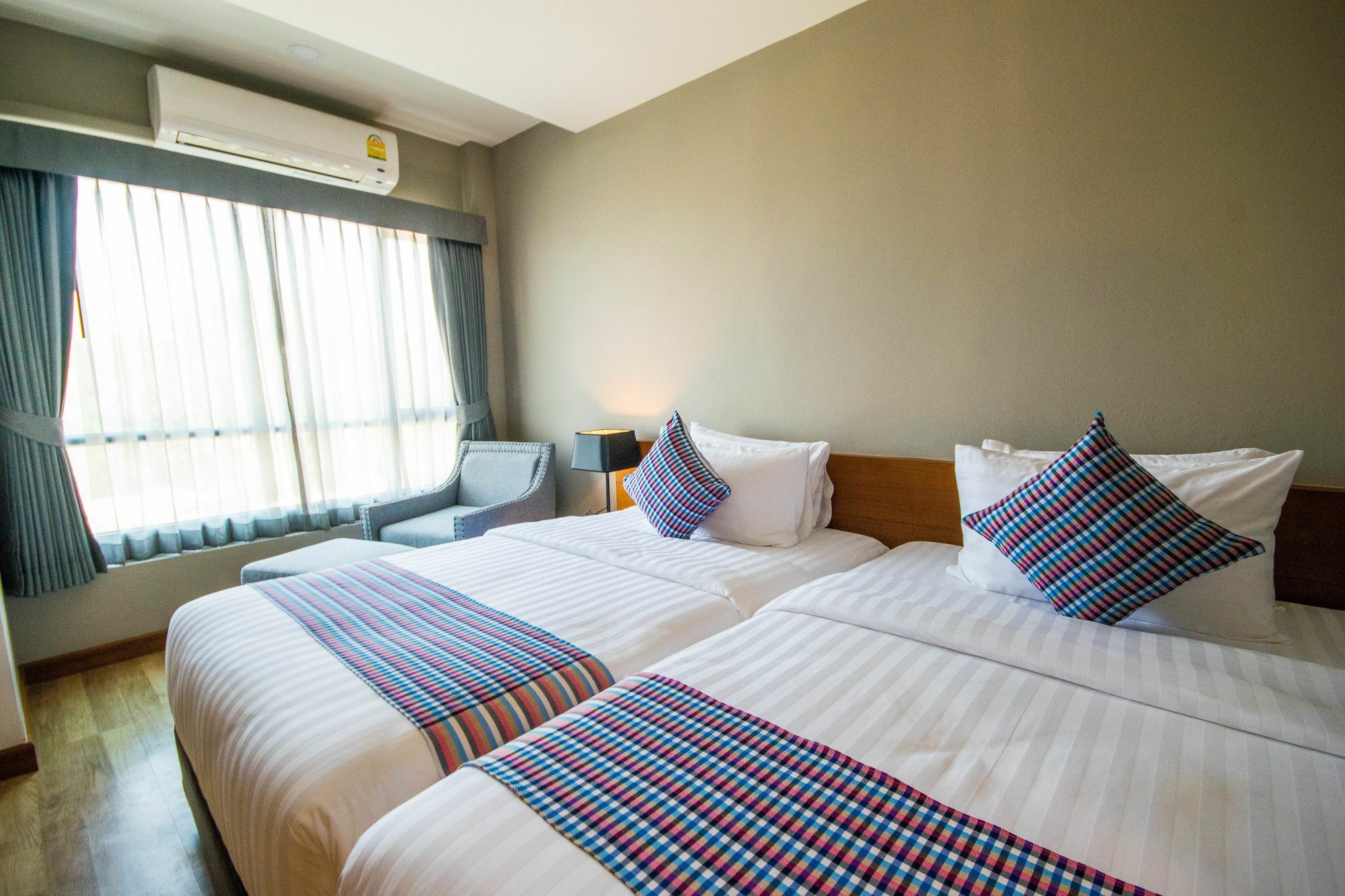 Comet Hotel Surat Thani Extérieur photo